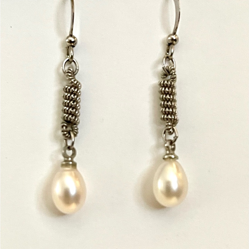Elegant cream  Pearl Drop Earrings good for a beach day🏖️
